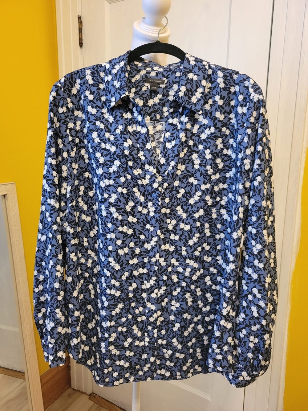 Ann Taylor Blue and White Floral Button-Down Shirt PTP 20"